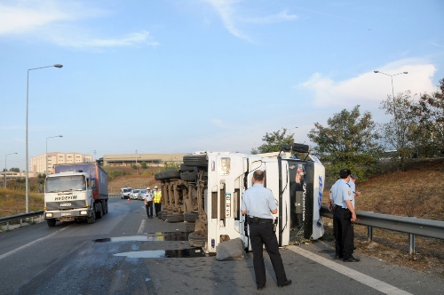 Virajda yükü kayan TIR devrildi, sürücü yaralandı