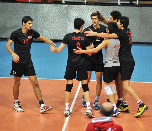 Voleybol Yıldız Erkek Avrupa Şampiyonası hazırlıklarını sürdürüyor