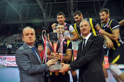 Voleybolda Süper Kupa Galatasaray'ı 3 - 0 yenen Fenerbahçe'nin