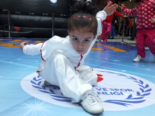 Wushu sporcuları AVM'de gösteri yaptı