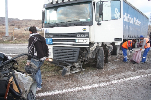 Yabancı plakalı TIR'la otomobil çarpıştı: 3 yaralı