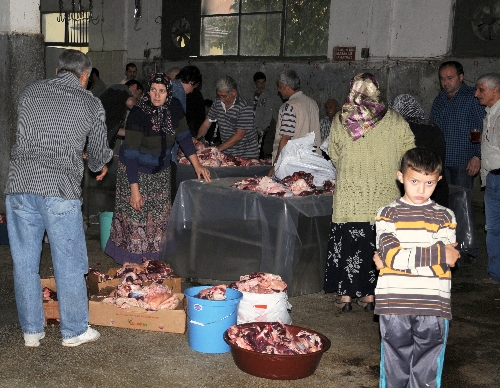 Yağmur nedeniyle kurban kesim yerlerinde uzun kuyruklar oluştu