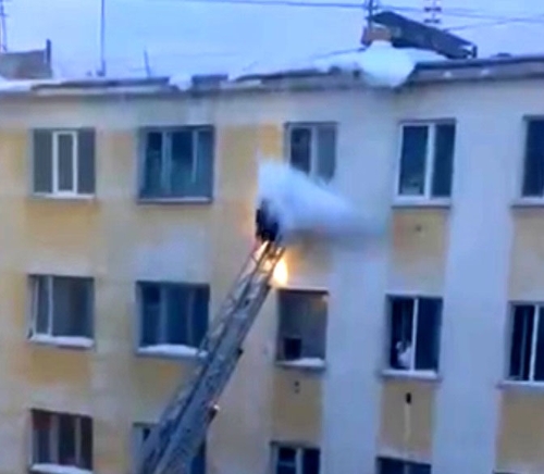 Yangın merdiveninde itfaiye erinin kafasına kar kütlesi düştü