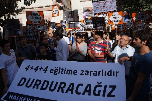 Yeni eğitim sistemini protesto ettiler