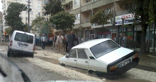 Yerköy'de yol çöktü, iki otomobil çukura gömüldü