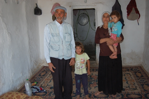 Yıkılma tehlikesi altında bulunan evde yaşayan aile yardım bekliyor