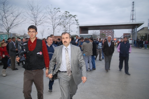 Yırtılan kapak işçilerin üzerine düşmüş
