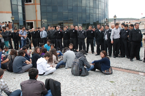 YÖK protestosunda öğrencilerle özel güvenlikçiler arasında arbede
