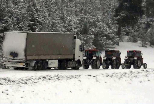 Yolda kalan TIR'ları çeken vatandaşlara yeni iş kapısı açıldı