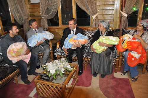 Yozgatlı beşiz bebeklere vali ve belediye başkanından bir kese altın