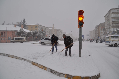 Yozgat'ta etkili olan kar yağışı hayatı olumsuz yönde etkiledi