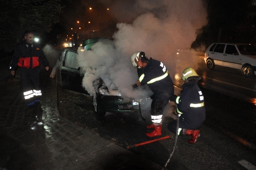Yozgat'ta seyir halindeki otomobil alev aldı
