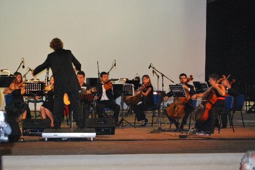 Yunan adasında, Türk orkestrasının dostluk sesi yükseldi