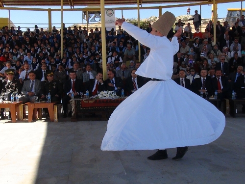 'Yunus Emre'nin Hak ve halk sevgisi yüklü mesajları yürekleri rahatlatıyor'