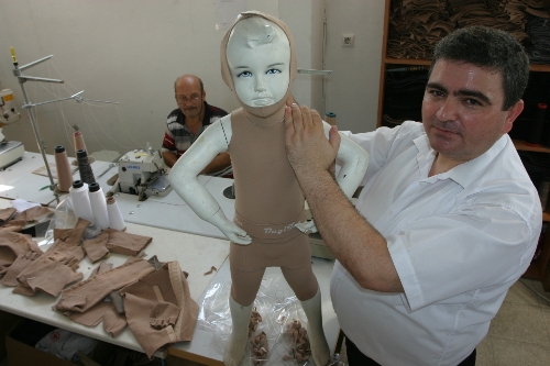 Yurtdışından 2 bin liraya gelen yanık elbisesini üçte bir fiyata üretti