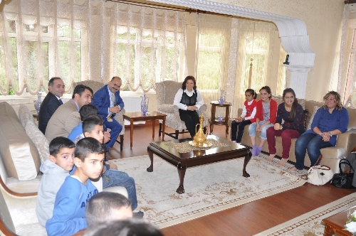 Yuva çocuklarının ziyareti Vali Aydın'ı duygulandırdı