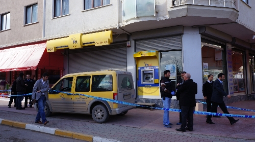 Yüzünü atkı ile kapatıp PTT şubesini soydu