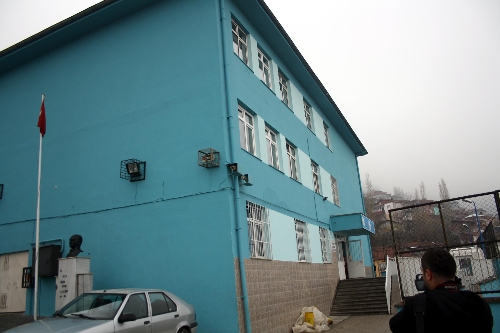 Zehirlenen aile 3 gün sonra bulundu, terasta uyuyan genç ölümden kurtuldu
