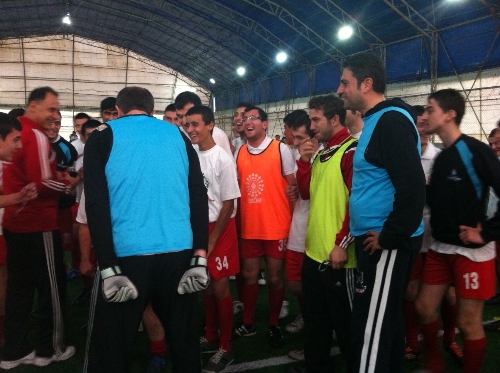 Zihinsel engelli çocuklardan ünlülere futbol dersi